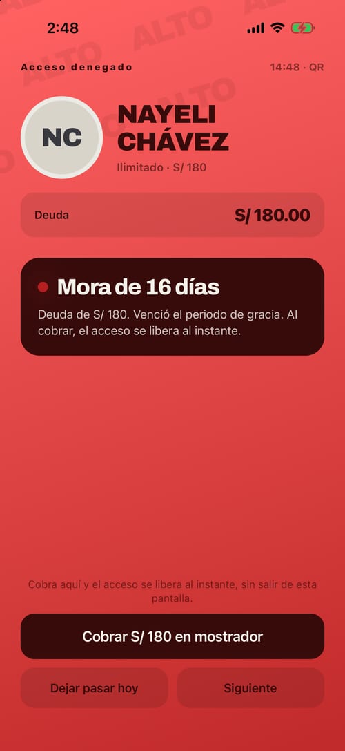 Acceso denegado en la puerta: mora de 16 días, deuda de S/ 180 y el botón para cobrar en el mostrador.