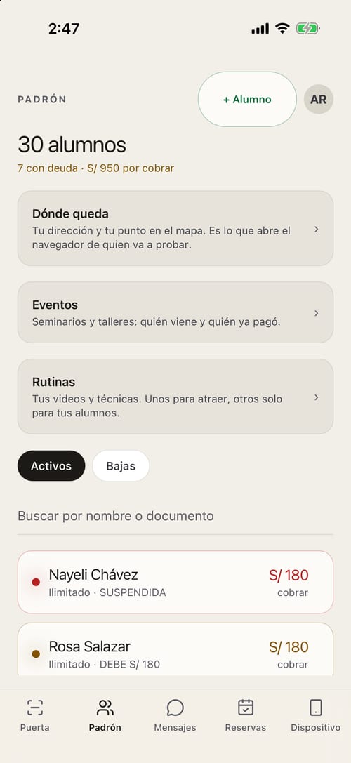 El padrón en la app: 30 alumnos, 7 con deuda y S/ 950 por cobrar, con los morosos arriba.